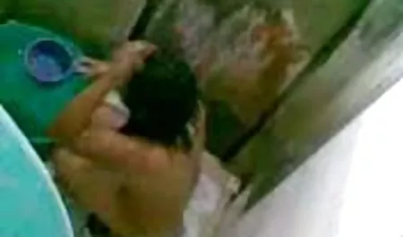 بیدمشک تراشیده سبزه جوان توسط یک چت روم صد داستان استاد بزرگ برده پیر در یک تخت شکنجه می شود
