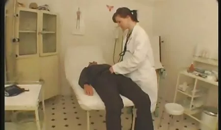 معشوقه با برده خود در خارج چت روم صد داستان سکسی از منزل بازی می کند