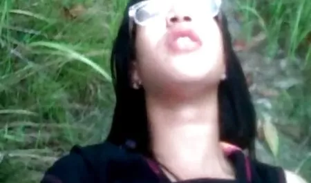 سکسی صورتی داستان سكس خانوادگى و دوست خوب از پسر خوش شانس مراقبت می کنند