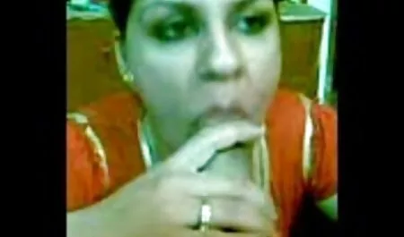 دو MILF سکسی بازی یک بزور و داستان سکسی صد داستان سکسی با تهدید سیاه بازی می کنند